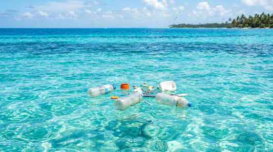 Isole di plastica negli oceani: rifiuti plastici galleggianti sulla superficie del mare