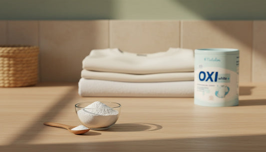 Percarbonato di sodio in polvere con dosatore, accanto a Oxi White e bucato bianco