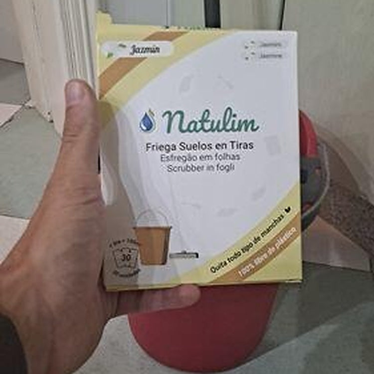 Foto di un cliente con il detergente pavimenti Natulim