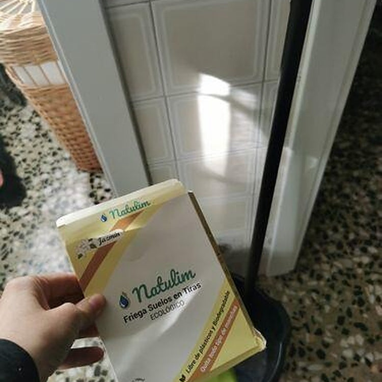 Foto di un cliente con il detergente pavimenti Natulim