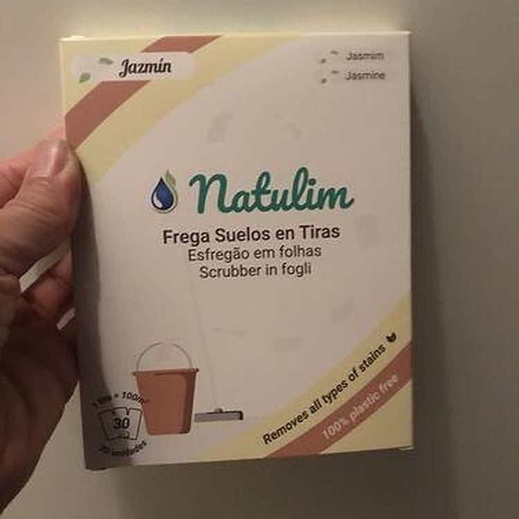 Foto di un cliente con il detergente pavimenti Natulim