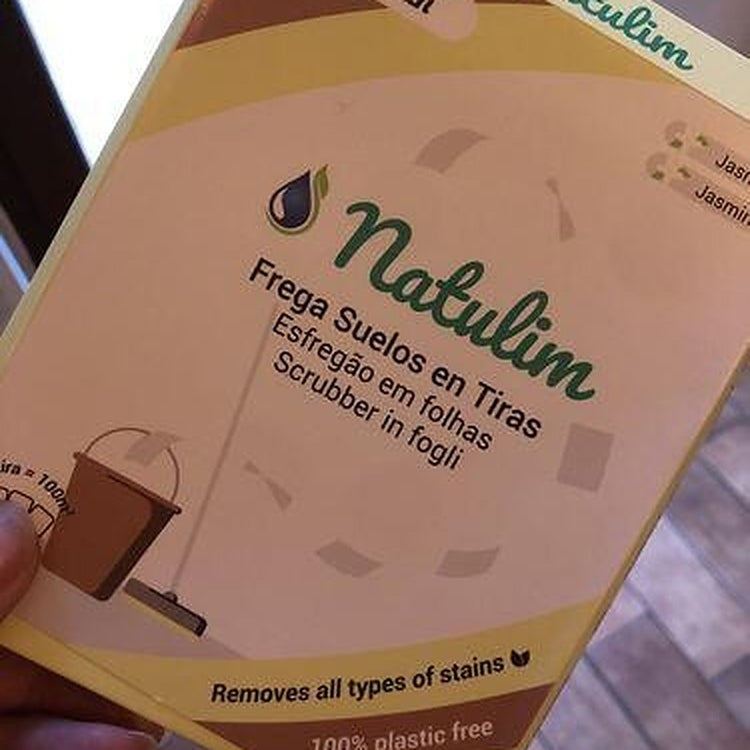Foto di un cliente con il detergente pavimenti Natulim