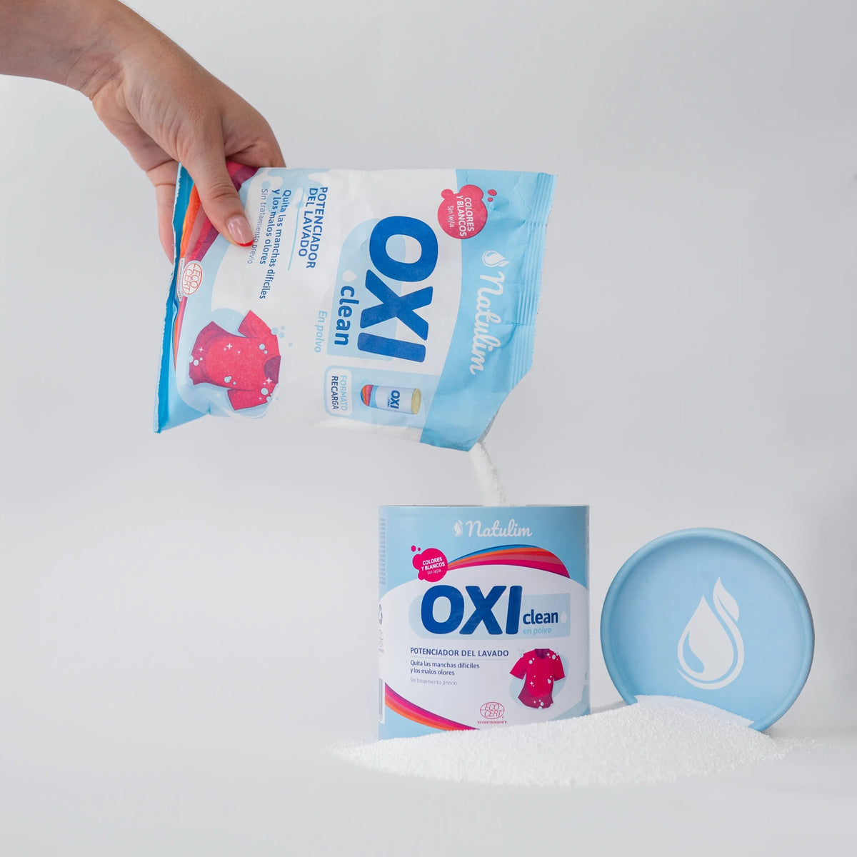 Ricarica di Oxi Clean versata nel barattolo