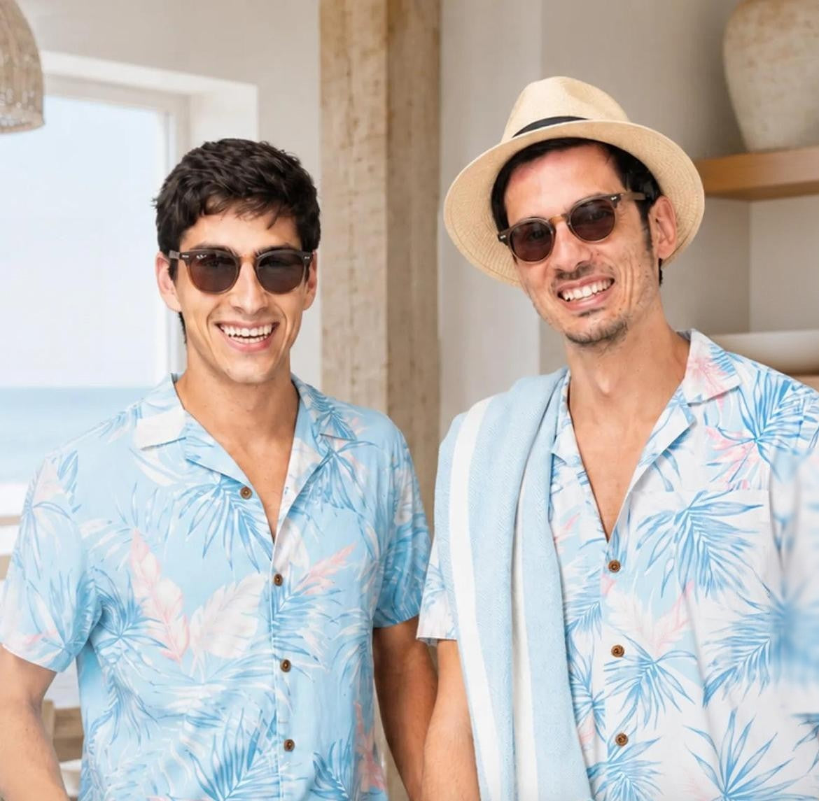 Due amici in camicia estiva in una casa al mare